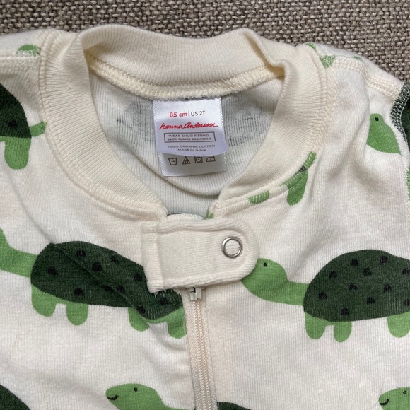 Turtle print Hanna Anderson 2T footed pajamas - Picture 3 of 3